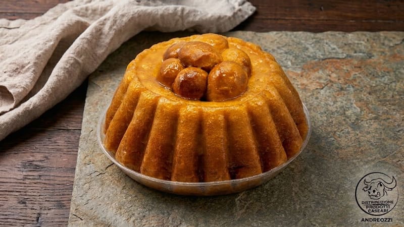 Un babà classico a forma di ciambella su un piatto